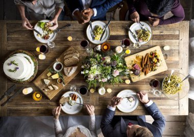 Gelin ve damat arkadaşlarıyla yemek 