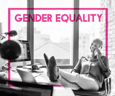 Afrikalı kadın ofiste telefonda söz