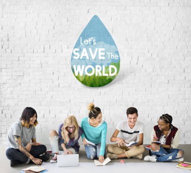 öğrenciler proje üzerinde birlikte çalışma