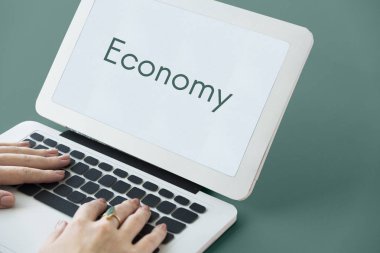 Dizüstü bilgisayarda yazan kadın klavyesi