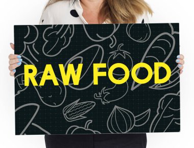 Kadın afişini tutar 