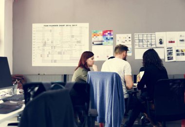 İş adamları konuşuyor.