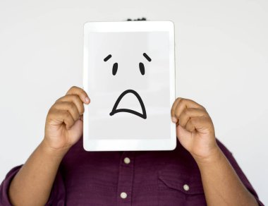 Dijital tablet tutan kadın 