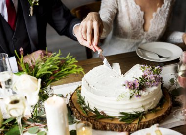 Gelin ve damat düğün pastasını kesiyor 
