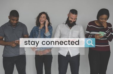 Arkadaşlar dijital cihazlar kullanarak