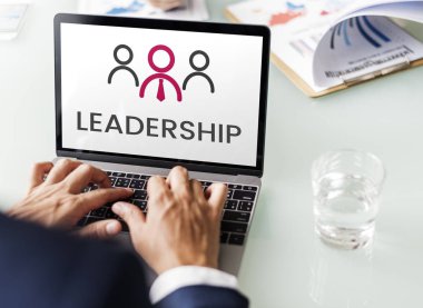 Bilgisayarla çalışan bir iş adamı