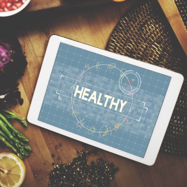  mutfak masasının üzerinde dijital tablet