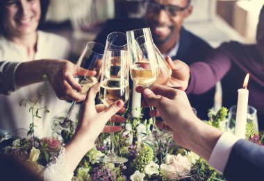 Restoranda yemek sahip insanlar