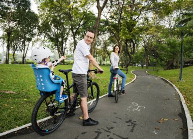 Parkta Bisiklet aile