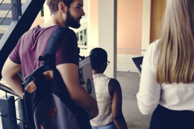 İnsanlar konuşmayı ve tartışma fikirler 