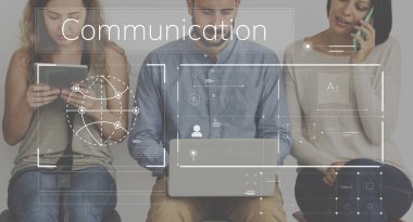 Dijital aygıtlar kullanan insanlar