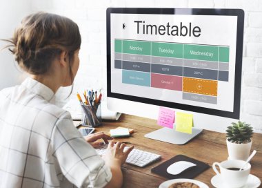 Ofis Masası bilgisayarla çalışan kadın