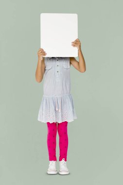 boş afişini suratla kapsayan kız