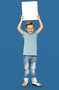 Çocuk holding beyaz kağıt boş