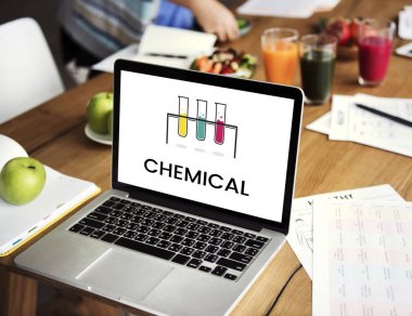 diyet gıda ile masa üstünde laptop