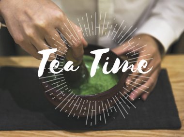 eller Matcha yeşil çay hazırlama 