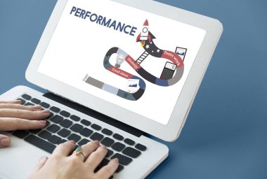 Dizüstü bilgisayarda yazan kadın klavyesi