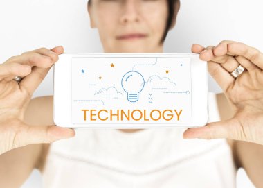 Akıllı telefon tutan kadın. 