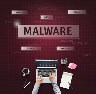 laptop ile çalışan kişi