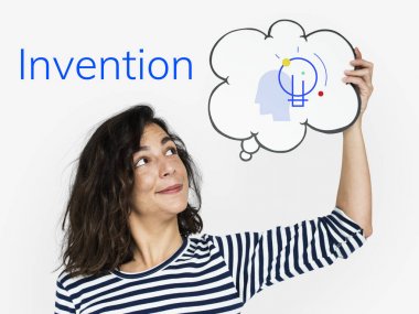 konuşma balonu tutan kadın 