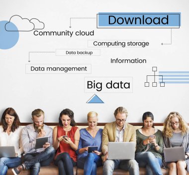 Dijital aygıtlar kullanan insanlar