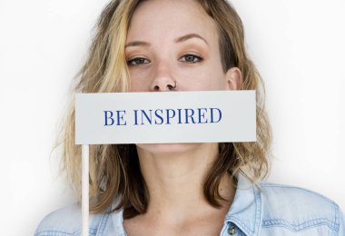 Bayrak bayrak tutan kadın