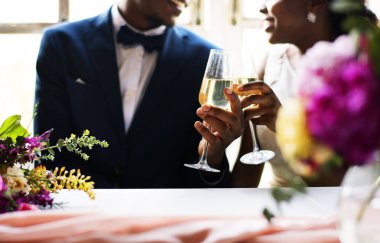 Damat ve gelin şampanya içmek