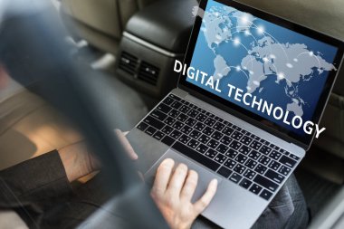 Arabaya dizüstü kullanarak işadamı