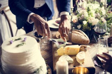 İnsanlar düğün masada kutlamak 
