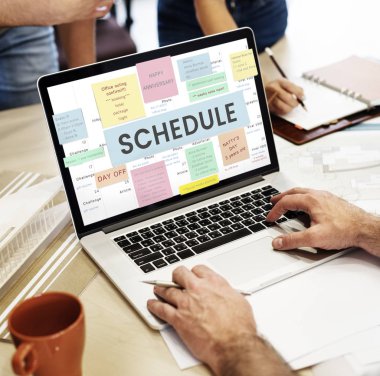 Masada dizüstü bilgisayar kullanan adam