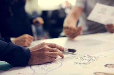 iş adamları fikirleri hakkında konuşmak