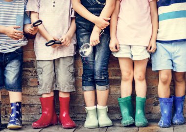 Büyüteç glasess tutan çocuklar 