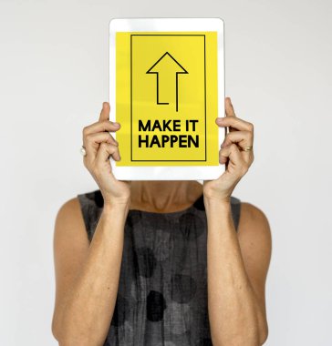 Dijital tablet tutan kadın 