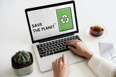 Eller dizüstü bilgisayarda çalışıyor