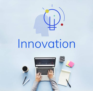 laptop ile çalışan kişi