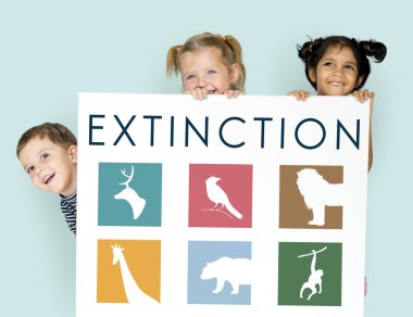 Çocuk afişini saklanıyor