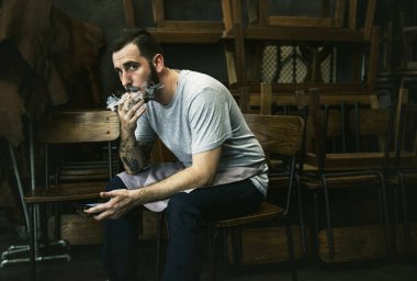 dövmeli adam Sigara İçilmeyen