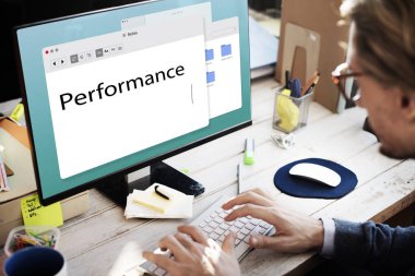 Bilgisayarda çalışan adam  