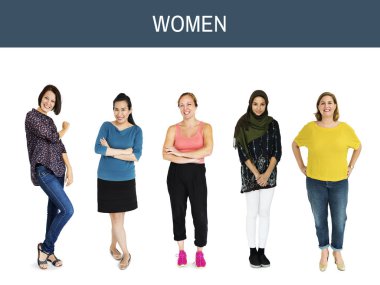 gülümseyen ve satırda duran kadın