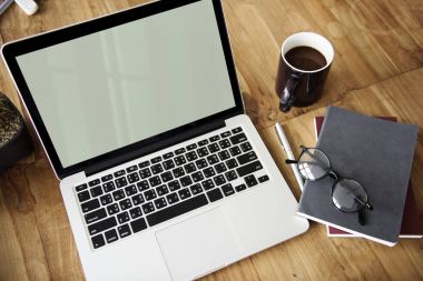 Açık tablo üstünde laptop
