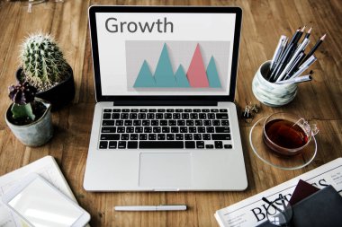 Açık tablo üstünde laptop