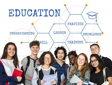  stüdyoda ayakta öğrenciler