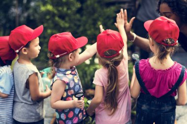okul çocukları dışarıda eğleniyor 