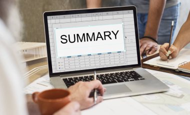 Masada dizüstü bilgisayar kullanan adam