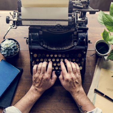 Klasik daktiloda yazan erkek eller