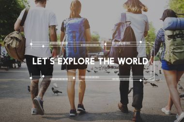 sırt çantaları yolda turistlerle