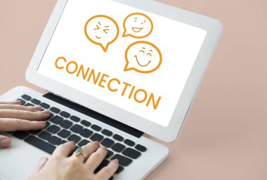 Dizüstü bilgisayarda yazan kadın klavyesi