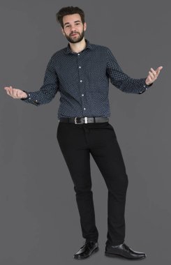 Yakışıklı sakallı adam. 