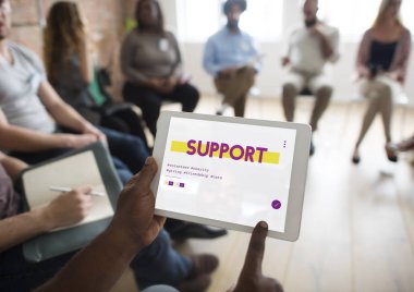 Dijital tablet kullanan kişi