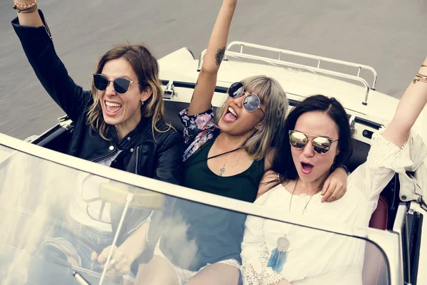 Arkadaşlar yolculuğa birlikte